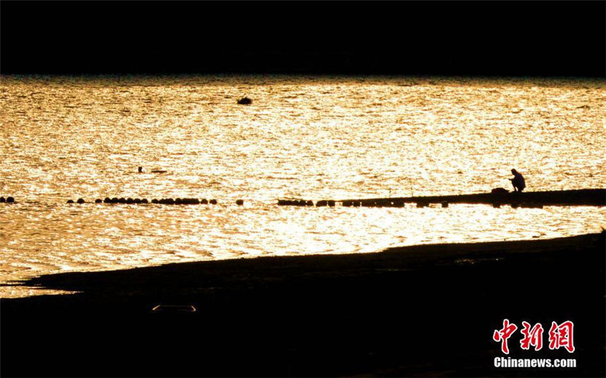 夕日に照らされ「火の?！工韦瑜Δ仕xで遊ぶ市民たち　福建省