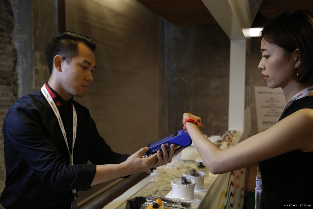 スウォッチと銀聯(lián)　決済対応スマートウォッチを発売