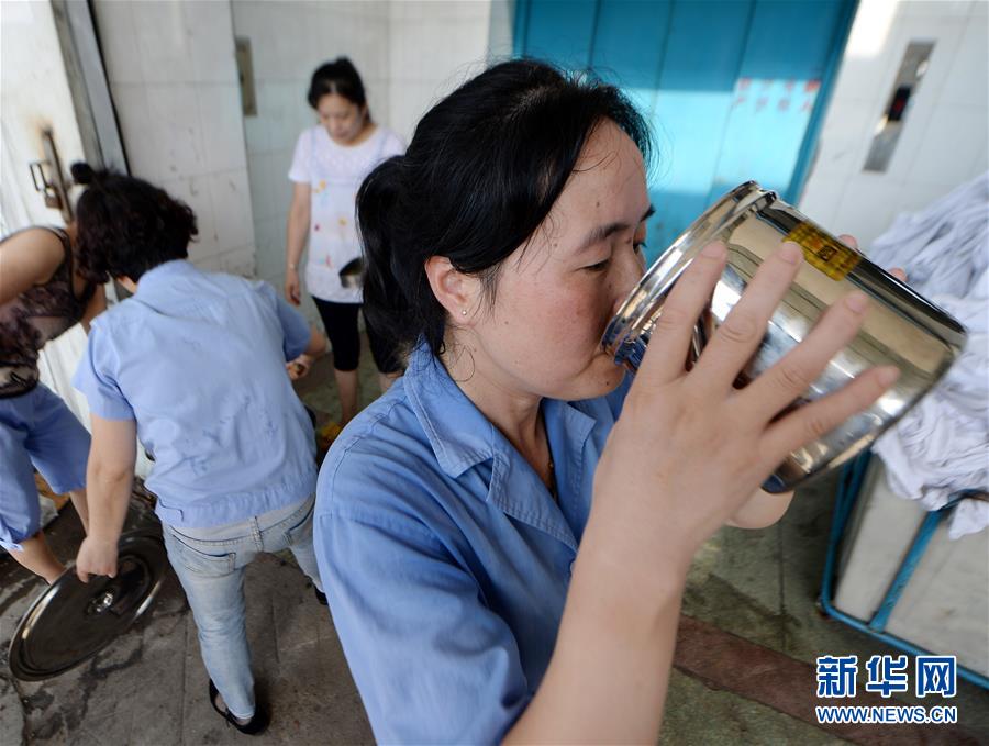 サウナのような暑さの中で働く寢臺(tái)列車(chē)リネン部門(mén)の作業(yè)員たち