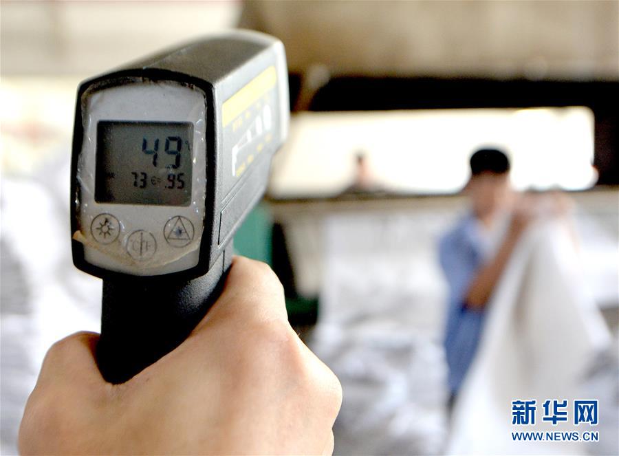 サウナのような暑さの中で働く寢臺列車リネン部門の作業(yè)員たち