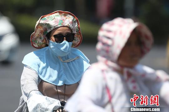 各地で続く酷暑　南京では「完全武裝」の市民も