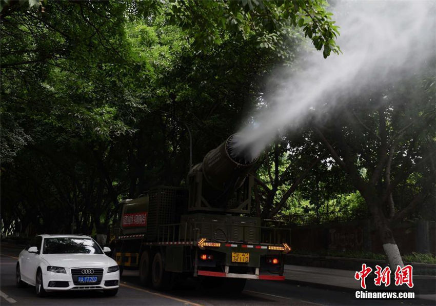 「 バズーカ」を積んだような噴霧車　大量放水で暑さを和らげる　重慶