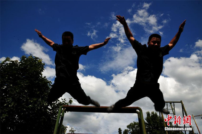 強(qiáng)烈な日差しの下、訓(xùn)練に勵(lì)む特別警察官たち