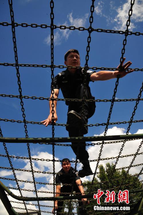 強烈な日差しの下、訓練に勵む特別警察官たち