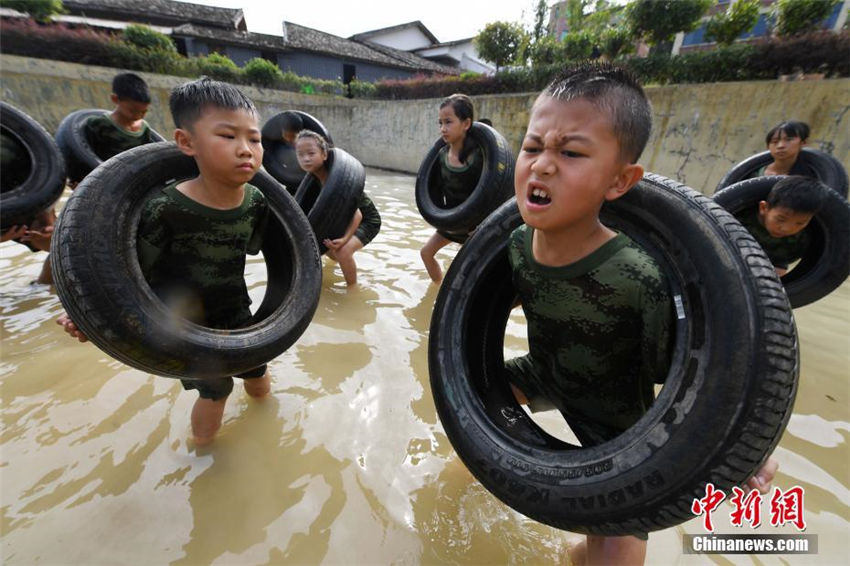 小中學(xué)生が體力?精神を鍛え上げる軍隊(duì)式サマーキャンプに參加