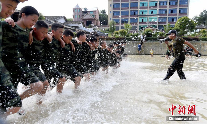 小中學(xué)生が體力?精神を鍛え上げる軍隊(duì)式サマーキャンプに參加