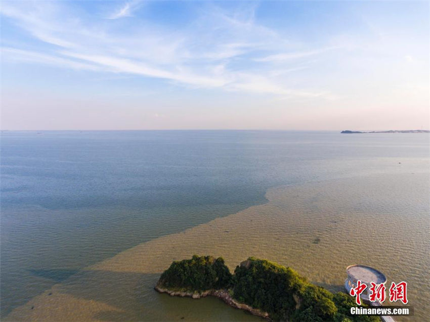 都昌水域に縞模様のような色の境界線　江西省