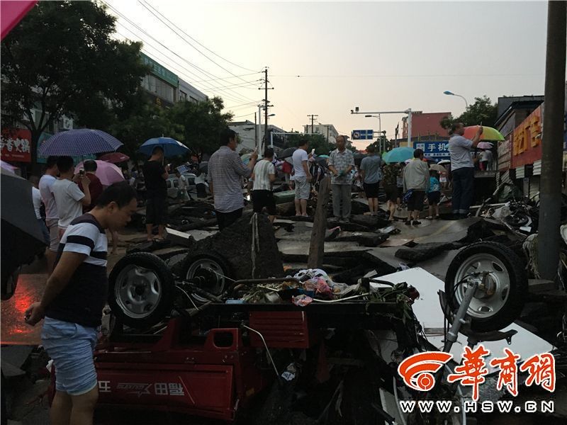 陝西省で突然の暴雨、多くの道路が浸水のため崩壊