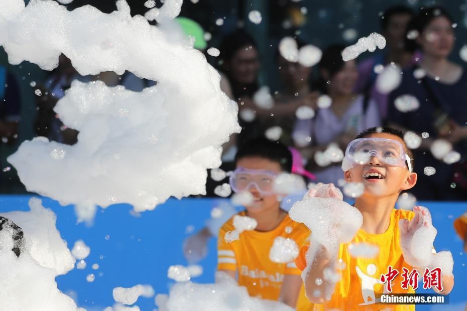  南京、子供たちが「泡パーティー」で猛暑吹っ飛ばす