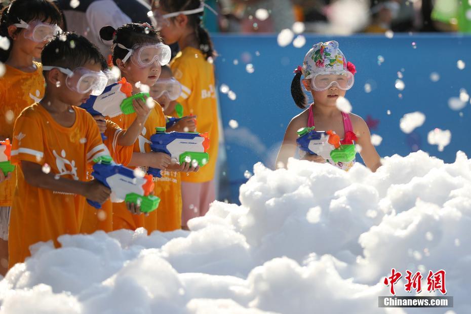  南京、子供たちが「泡パーティー」で猛暑吹っ飛ばす