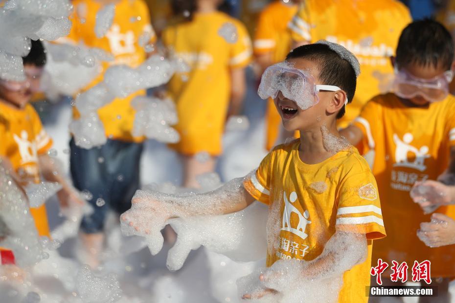  南京、子供たちが「泡パーティー」で猛暑吹っ飛ばす