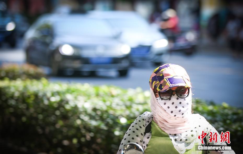 南京で深刻な暑さ続く　帽子やスカーフで完全武裝する市民たち