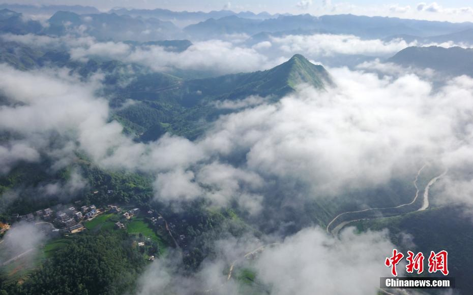 深い霧に包まれた仙境　貴州省の小さな村の早朝の絶景