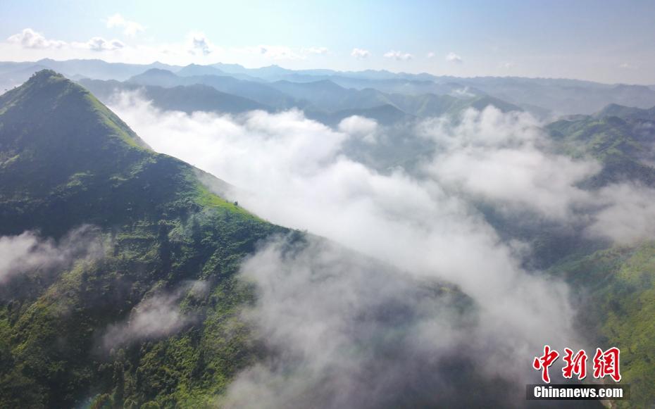 深い霧に包まれた仙境　貴州省の小さな村の早朝の絶景