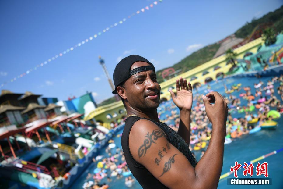 重慶で働くエチオピア人男性、あまりの暑さに「高溫休暇」を希望