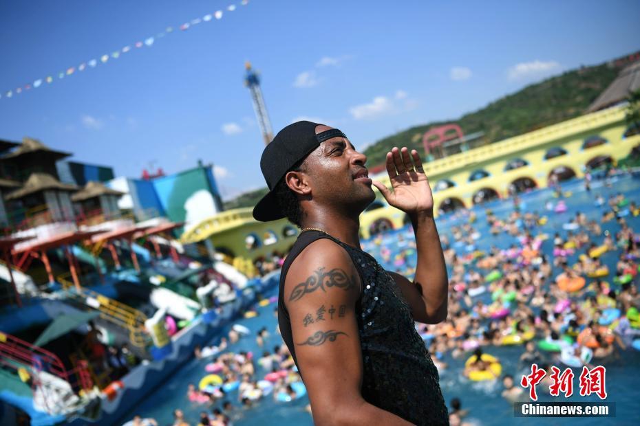 重慶で働くエチオピア人男性、あまりの暑さに「高溫休暇」を希望