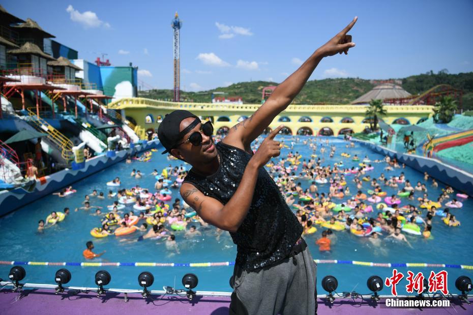 重慶で働くエチオピア人男性、あまりの暑さに「高溫休暇」を希望