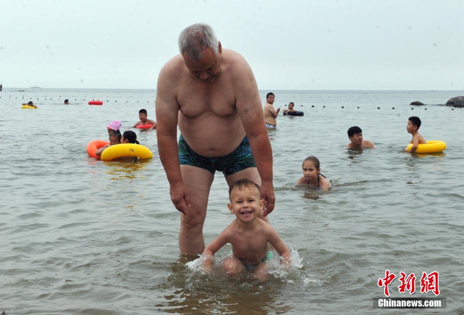 観光シーズンのピークを迎えた北戴河、ビーチリゾート楽しむロシア人