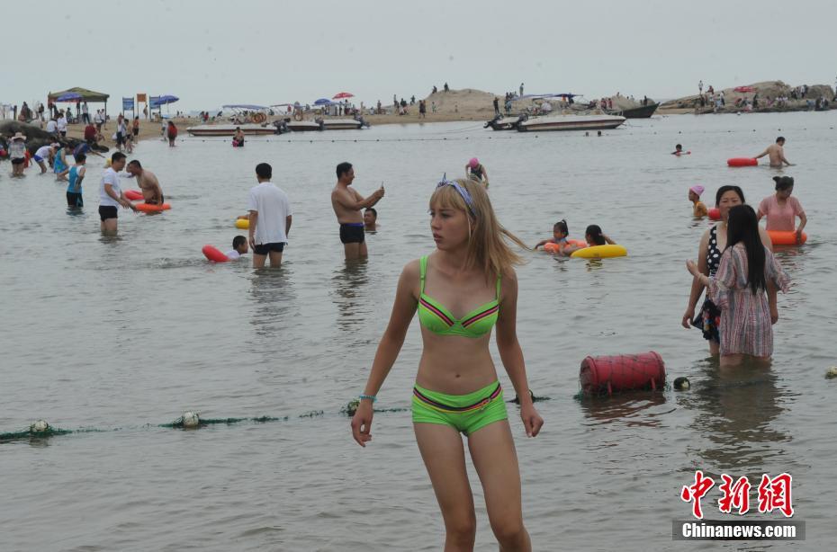 観光シーズンのピークを迎えた北戴河、ビーチリゾート楽しむロシア人