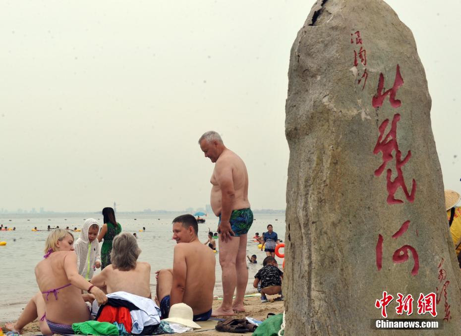 観光シーズンのピークを迎えた北戴河、ビーチリゾート楽しむロシア人