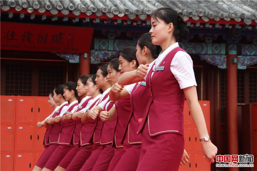 高速鉄道の客室乗務(wù)員が國旗護(hù)衛(wèi)隊を見學(xué)