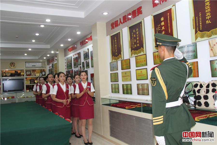 高速鉄道の客室乗務(wù)員が國旗護衛(wèi)隊を見學