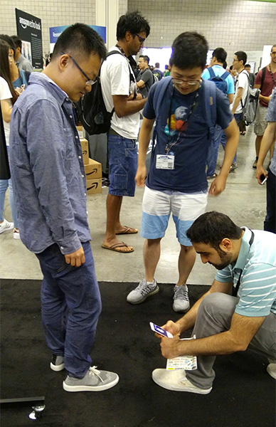 中國のアプリ「拍立淘」を體験するグーグルエンジニア。（畫像は中國新聞周刊から）