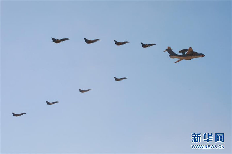 中國(guó)人民解放軍建軍90周年記念軍事パレード、半數(shù)の武器裝備が初閲兵