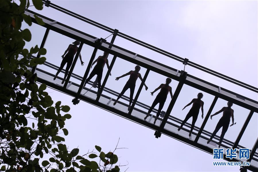 ガラス橋の上でヨガパフォーマンス　湖北省