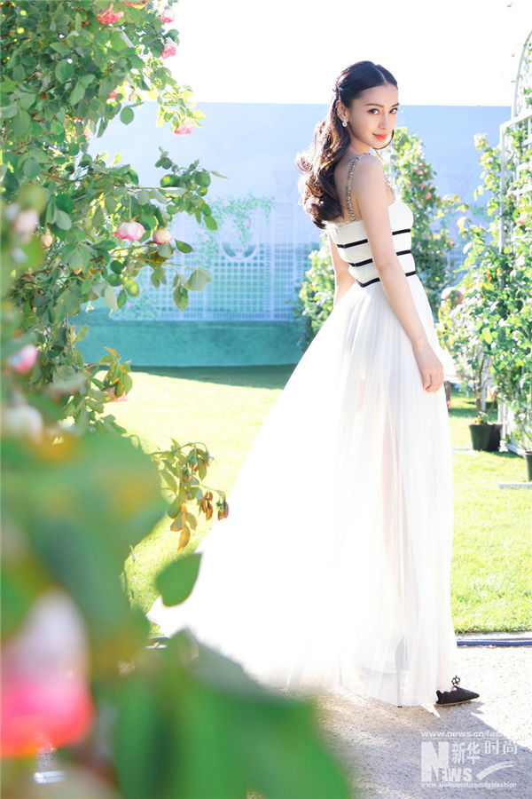 暑い夏はアンジェラベイビーのように白い服で爽やかに！