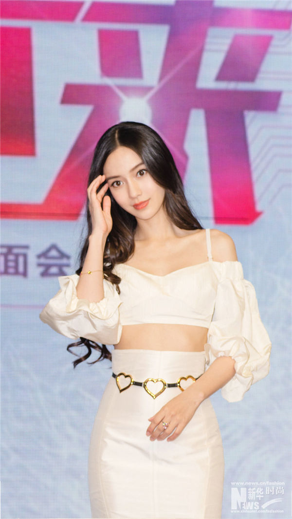 暑い夏はアンジェラベイビーのように白い服で爽やかに！