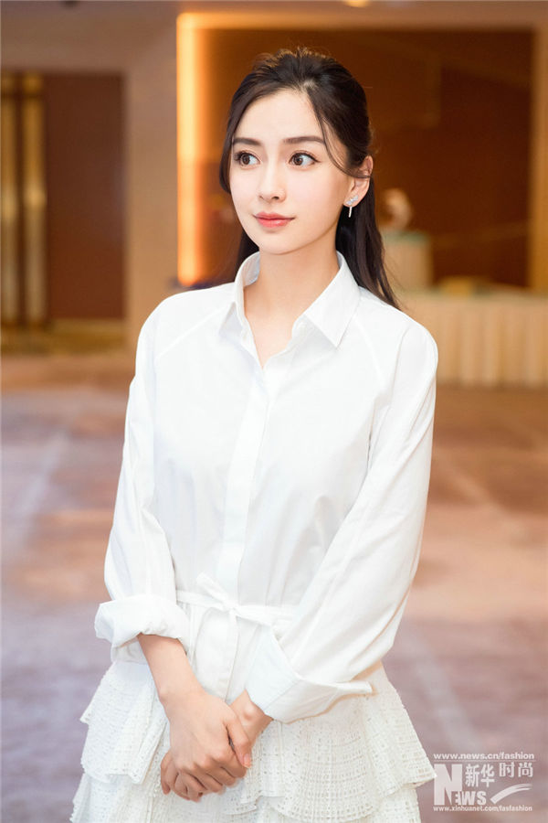 暑い夏はアンジェラベイビーのように白い服で爽やかに！