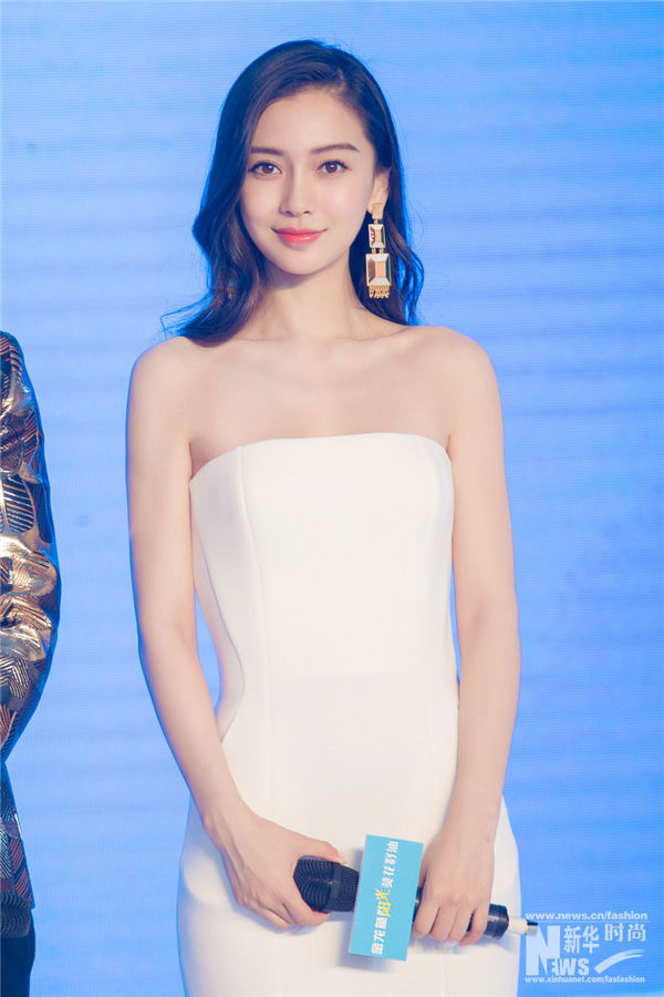 暑い夏はアンジェラベイビーのように白い服で爽やかに！