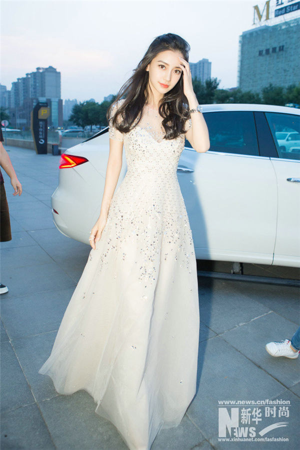 暑い夏はアンジェラベイビーのように白い服で爽やかに！