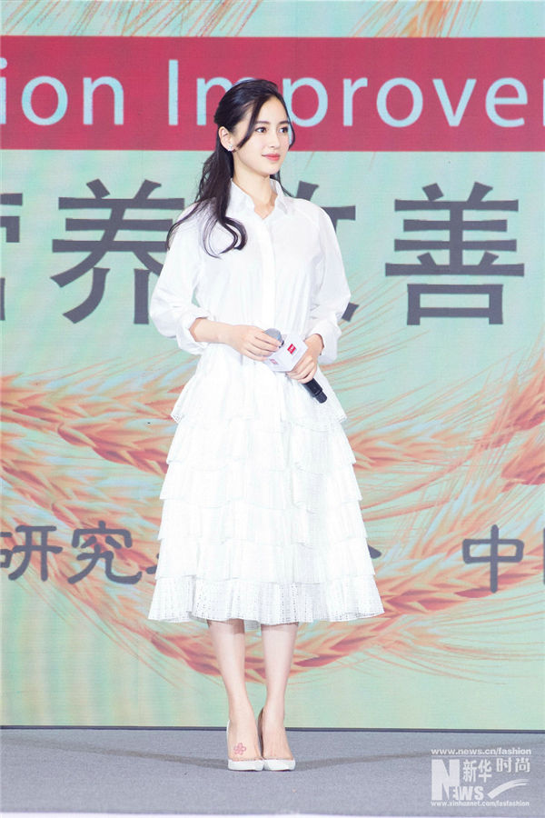 暑い夏はアンジェラベイビーのように白い服で爽やかに！