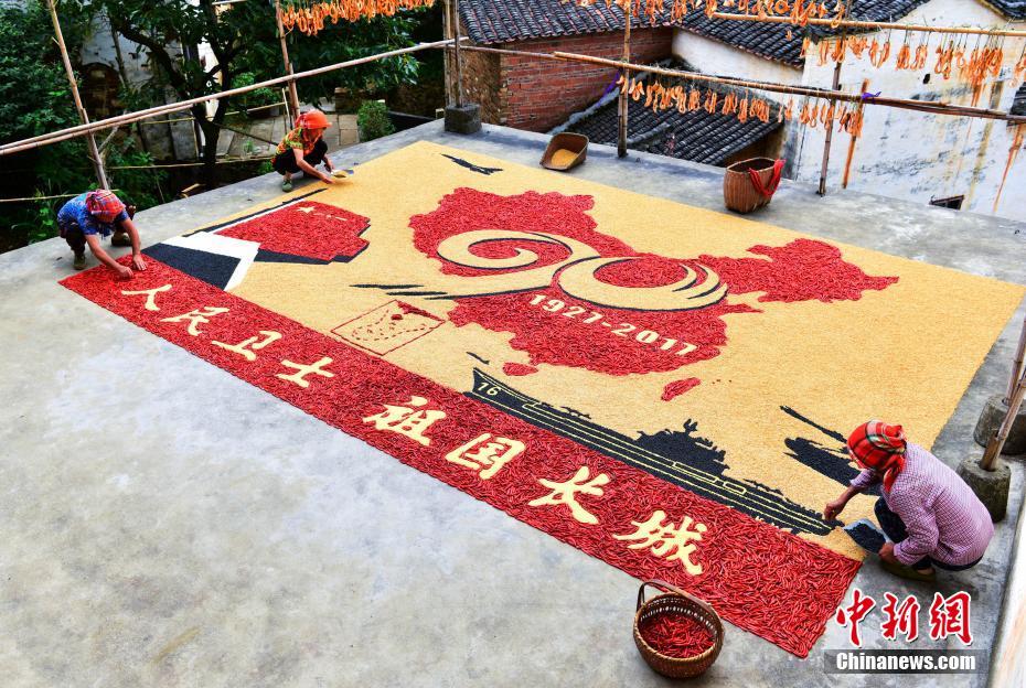 農(nóng)家の女性たち、穀物で「八一建軍節(jié)」記念図形を製作　江西省