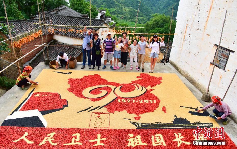 農(nóng)家の女性たち、穀物で「八一建軍節(jié)」記念図形を製作　江西省