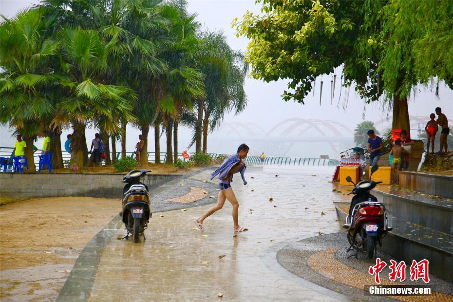 連日酷暑の広西チワン族自治區(qū)に「恵みの雨」、雨の中水遊びをする市民