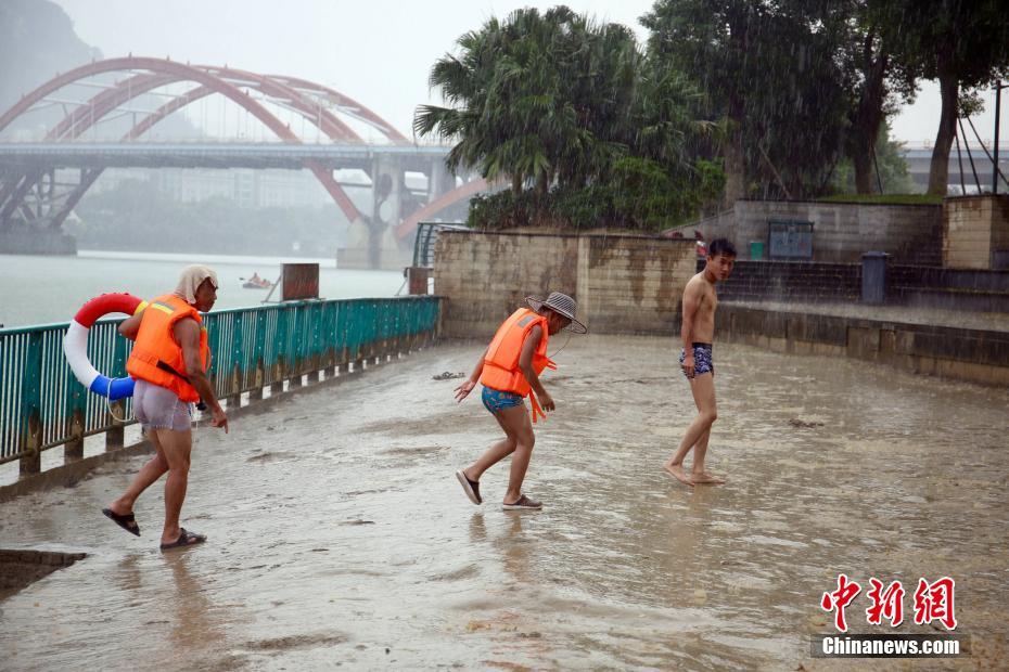 連日酷暑の広西チワン族自治區(qū)に「恵みの雨」、雨の中水遊びをする市民