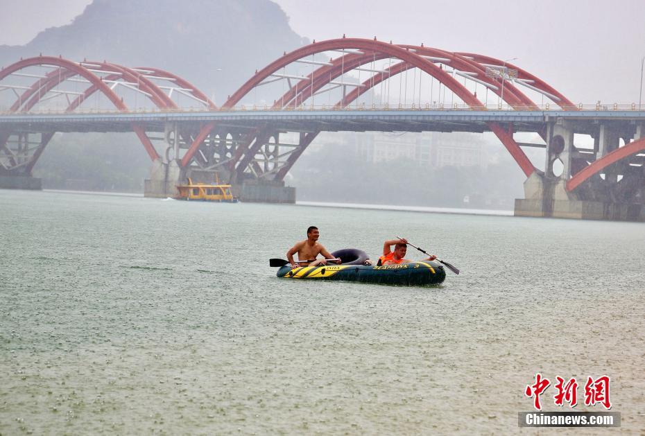 連日酷暑の広西チワン族自治區(qū)に「恵みの雨」、雨の中水遊びをする市民