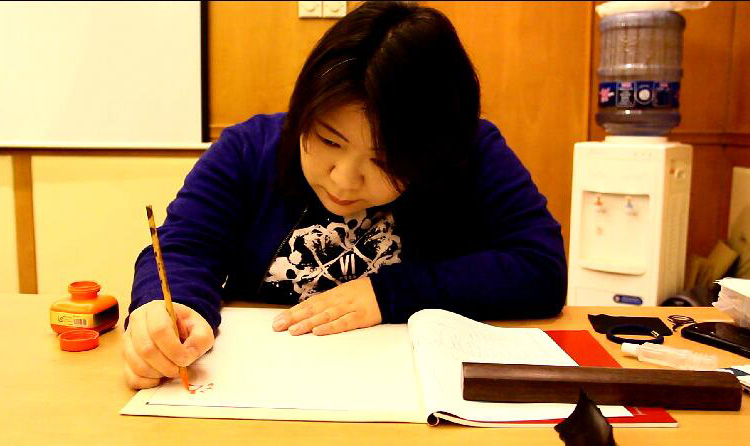 第27回日本の書道を中國で伝える莊村真琴さん　　中國起源の「書の造形蕓術(shù)」書道。書道は中日両國の文化交流の上でも重要な役割を果たし続けてきた。今回は、北京の中央財経大學(xué)書法學(xué)學(xué)科で中國人大學(xué)生たちに日本の書道を伝える莊村真琴さんをご紹介する。[日本語版]  [中國語版]  