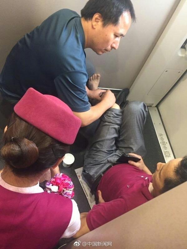 江西省のある大學(xué)教員、高速鉄道內(nèi)の急病患者を針治療で救う