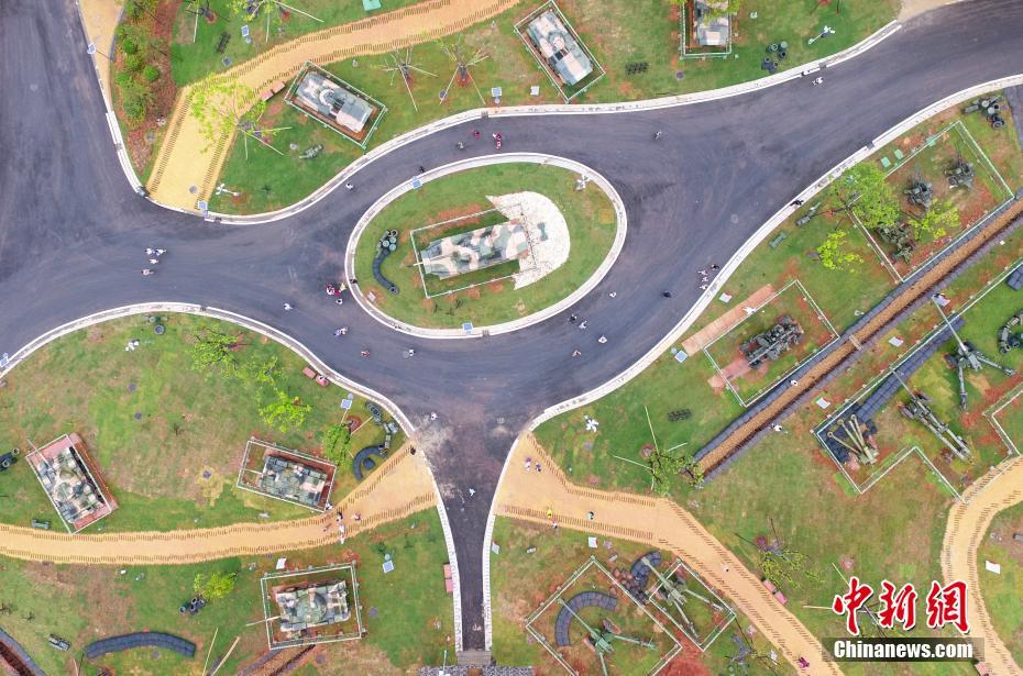 上空から撮影した南昌軍事テーマパーク、きっちりと並べられた戦闘機(jī)