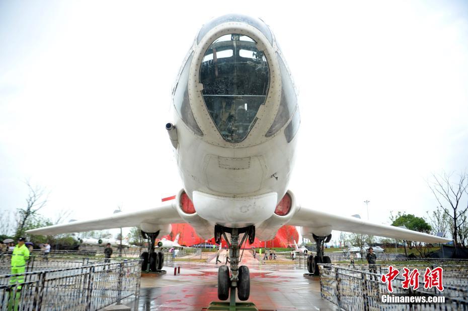 上空から撮影した南昌軍事テーマパーク、きっちりと並べられた戦闘機