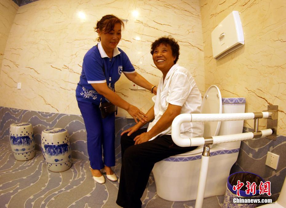 中國(guó)初の陶磁器文化をテーマとした「多目的トイレ」が使用開始に