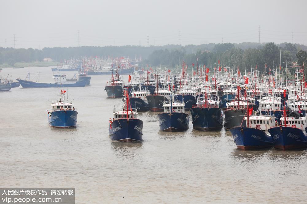 江蘇省連雲(yún)港市、休漁シーズンを終えた漁船が出港