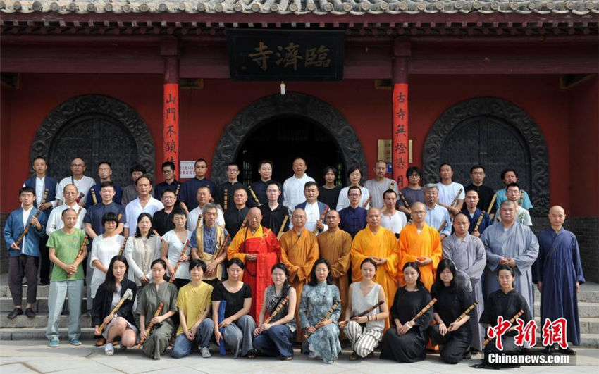 日本の普化尺八名人、中國(guó)の弟子を引き連れ臨済禪寺で演奏