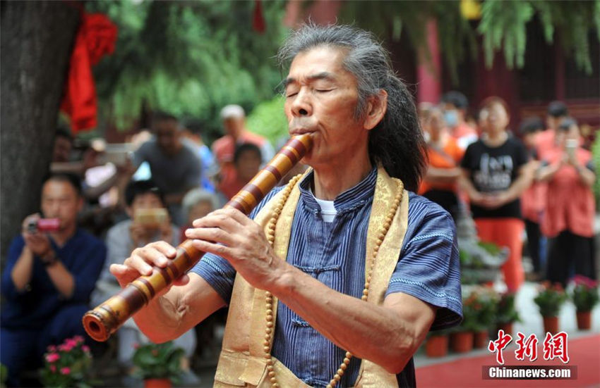 日本の普化尺八名人、中國の弟子を引き連れ臨済禪寺で演奏