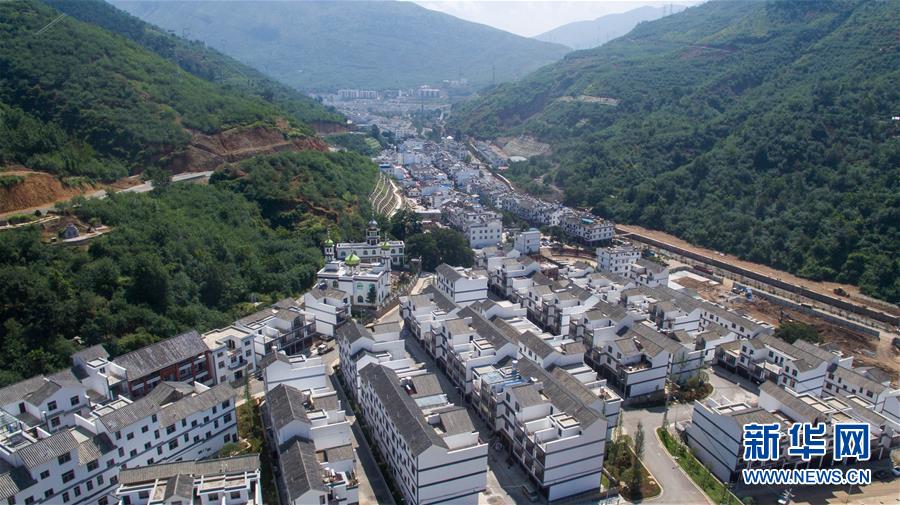 雲(yún)南魯?shù)榈卣黏槿?、?fù)興後の被災(zāi)地を上空から俯瞰　雲(yún)南省