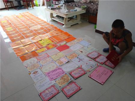 陝西省、救援活動(dòng)に參加し疲れ切って口を開(kāi)けて寢ている男の子が話題に